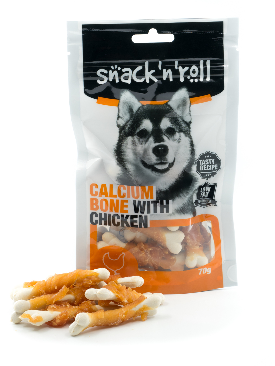 Snacks in Form von Kalziumwürfeln mit Fleisch für den Hund.