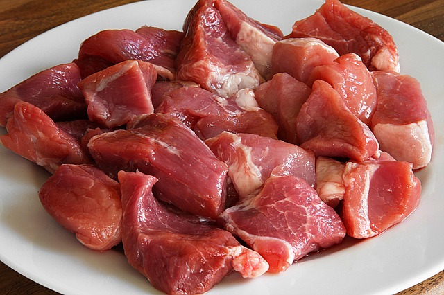 Rohes, geschnittenes Rindfleisch. Hundefleisch ist die einzig wahre und gesunde Proteinquelle