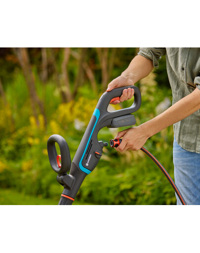 GARDENA Akumulatorowa szczotka do tarasów AquaBrush Patio 03/18V P4A z akumulatorem