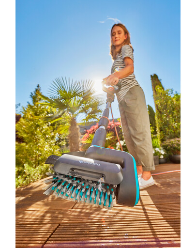 GARDENA Akumulatorowa szczotka do tarasów AquaBrush Patio 03/18V P4A z akumulatorem